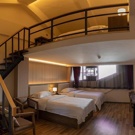 The Hump Hostel 驼峰客栈 Куньмин Экстерьер фото